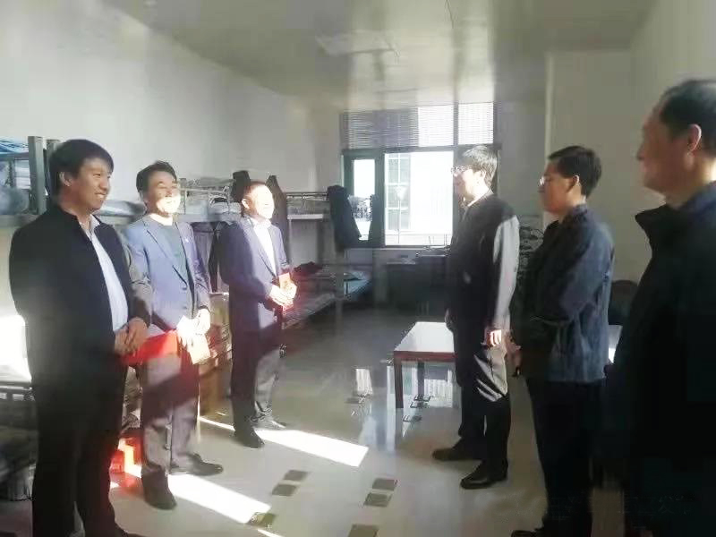 工業(yè)園區(qū)管委會(huì)、泓源公司慰問(wèn)園區(qū)機(jī)關(guān)保安門衛(wèi)等一線人員(圖2)
